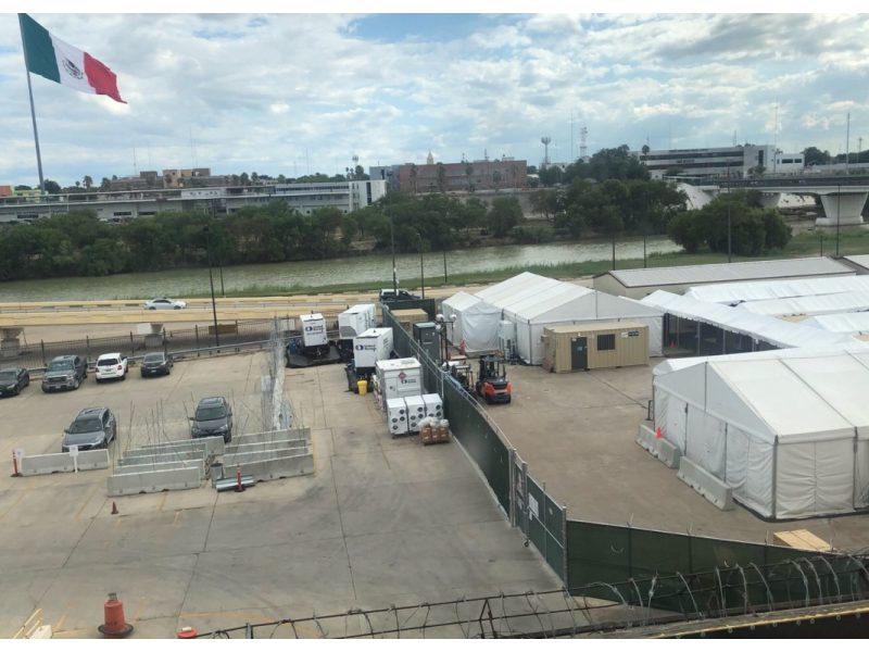 La apertura de estas carpas forman parte de la política “Permanecer en México” implementada en enero de este año.