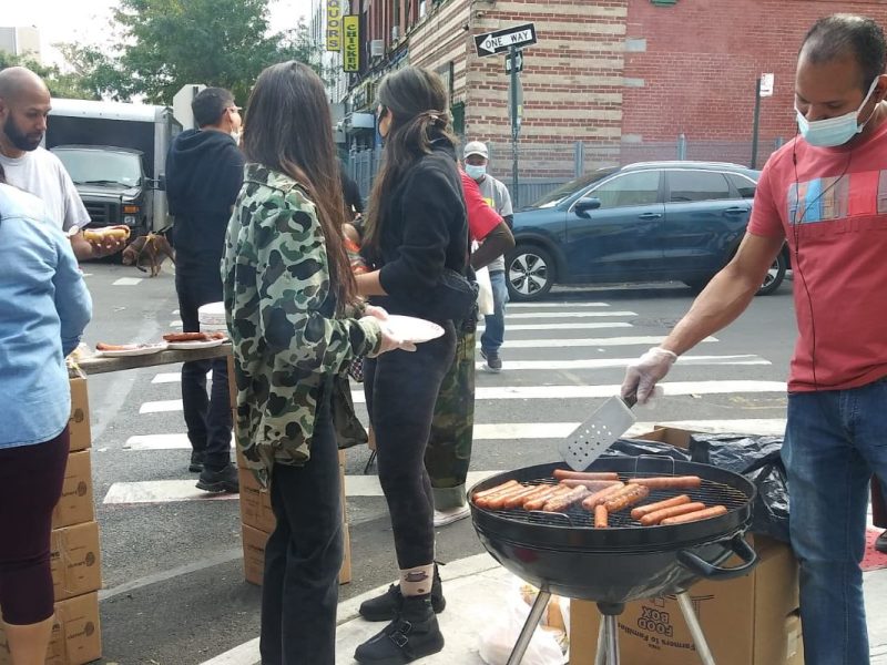 Los voluntarios quemaron las cartas de Trump y asaron salchichas.