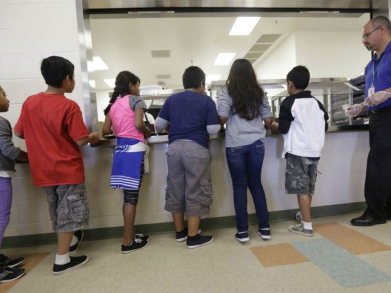 Gobierno de Trump anuncia planes para detener indefinidamente a familias migrantes con menores