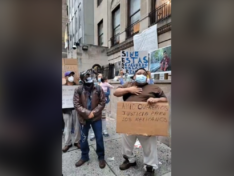 Manifestación frente al Consulado de México en Nueva York.