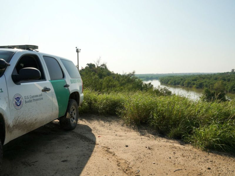 En este choque en Texas estuvieron implicados agentes policiales que persiguieron la camioneta donde trasladaban a los inmigrantes.