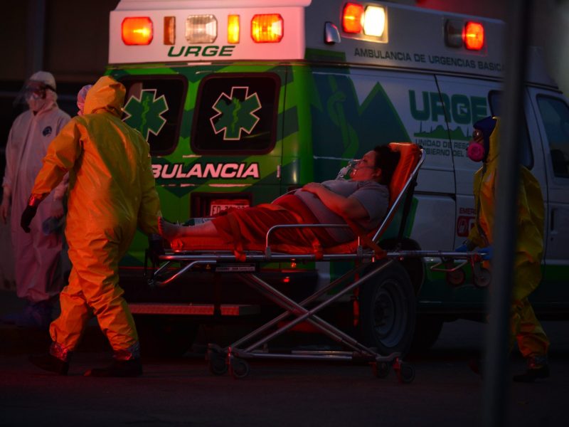 Paciente con Covid-19 trasladada al hospital.