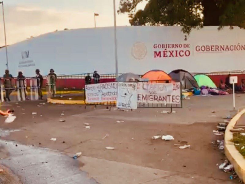 Las estaciones migratorias pueden ser consideradas como entornos torturantes en donde diariamente se vulneran los derechos humanos y la dignidad de las personas migrantes. Foto: @PuebloSF