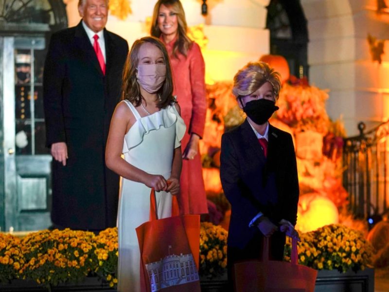 Niños celebran Halloween en la Casa Blanca manteniendo la sana distancia