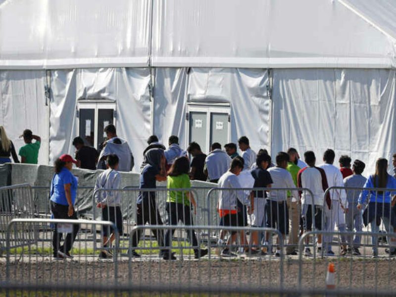 Congreso asegura que unos 600 menores migrantes no podrán reunirse con sus padres AP VOA