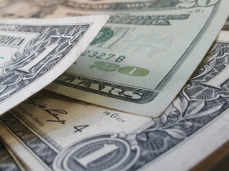 El gobernador de Colorado redirigió millones de dólares de fondos de emergencia para ayudar a las personas desempleadas en su estado.