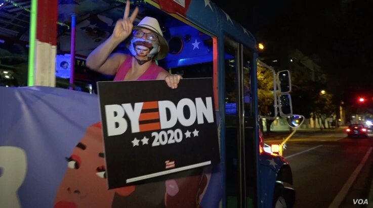 Una integrante de la campaña de Joe Biden levanta un cartel con el mensaje "Bye Don" (Adiós Don) para pedir la derrota del presidente Donald Trump en las próximas elecciones. | Foto: VOA.