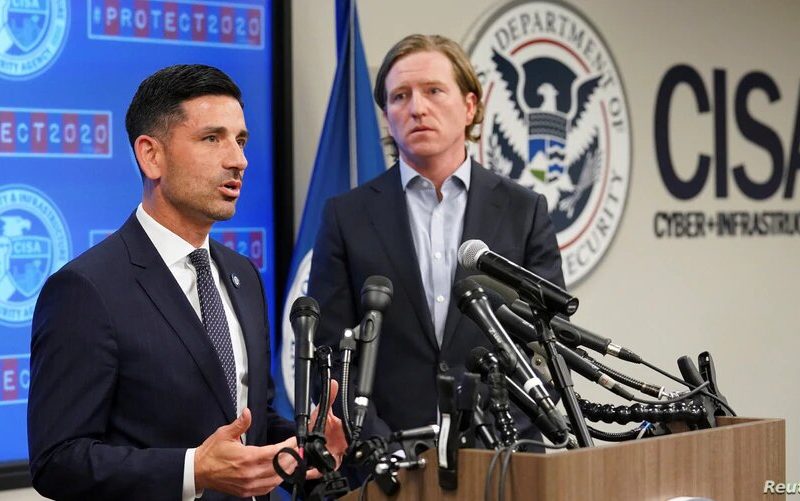 El director interino del Departamento de Seguridad Nacional, Chad Wolfe, y el director de la Agencia de Seguridad de Infraestructura y Ciberseguridad, Christopher Krebs, durante una conferencia de prensa el día de las elecciones.