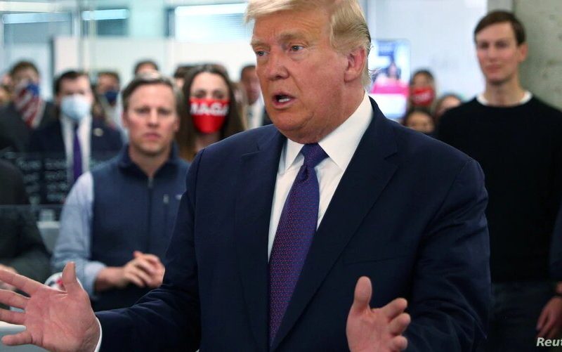 El presidente Trump departe con miembros de su equipo de campaña en Washington D.C. el día de la elección, el 3 de noviembre de 2020.