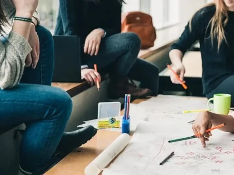 Estudiantes universitarios pueden calificar para pago de impacto económico