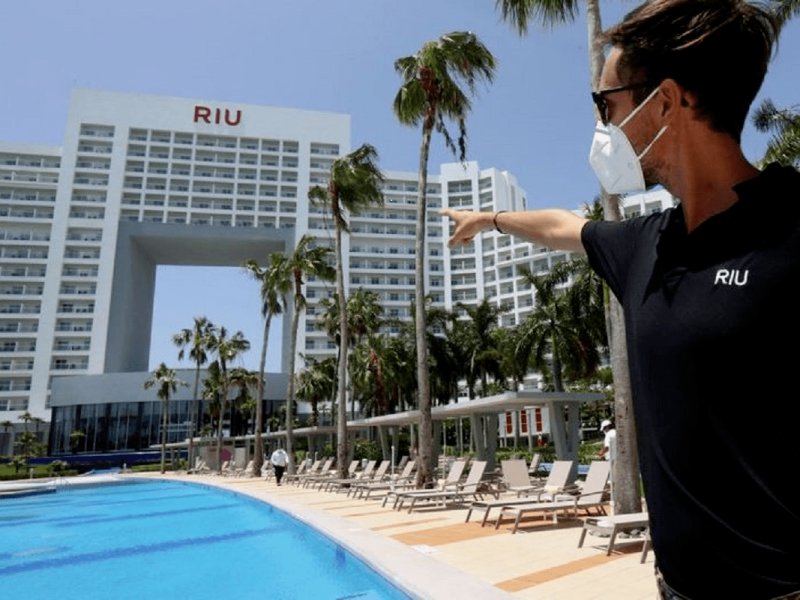 Las nuevas medidas de los hoteles que están reforzando sus medidas de prevención de contagios de coronavirus. (EFE/Alonso Cupul)