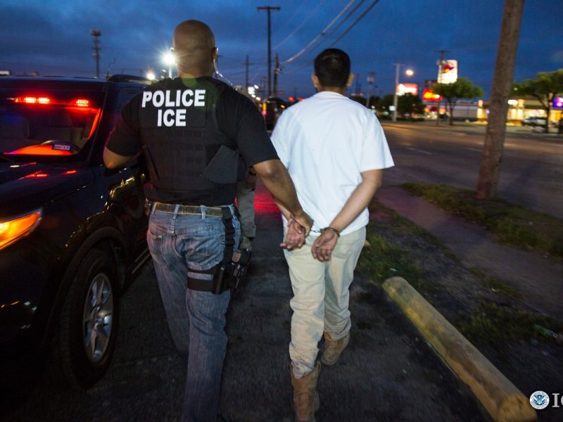 ICE está aprovechando una falla en la nueva guía de prioridades de deportación y detención.