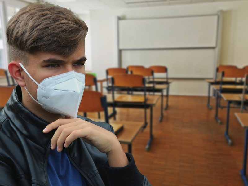 Las secundarias y universidades de Michigan permanecerán cerradas para evitar la propagación del coronavirus en el estado.