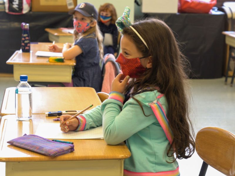 Los Ángeles reabrirá las escuelas si el condado deja de presentar cifras de contagios elevadas.