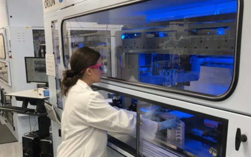 Una enfermera en un laboratorio donde se produce la vacuna de Pfizer contra el coronavirus.