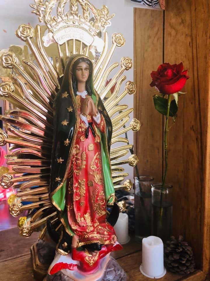 Altar a la Virgen con una rosa roja