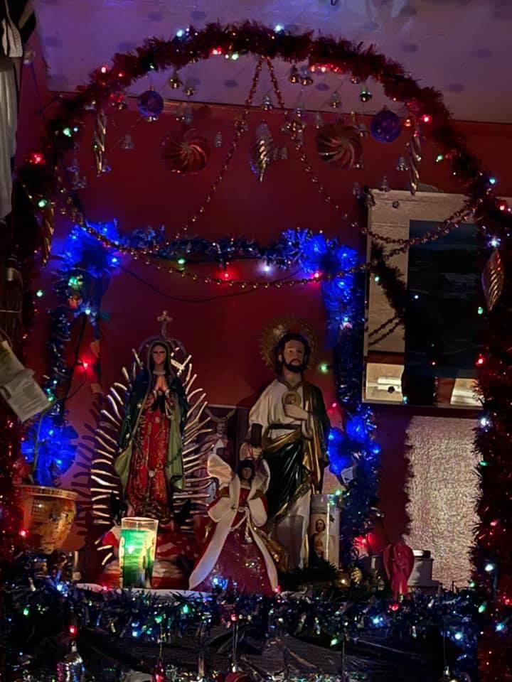 Altar de la Virgen con luces y adornos navideños
