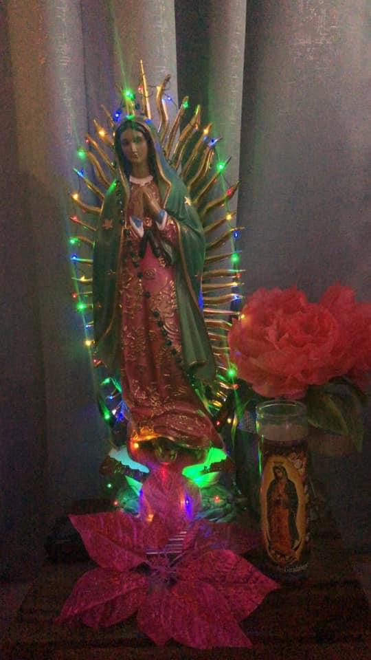 Altar de la Virgen con una rosa