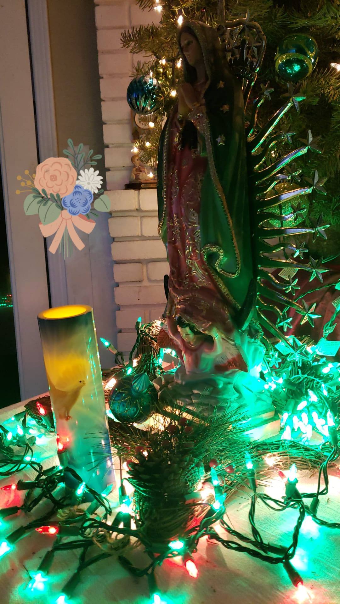 Altar de La Virgen de Guadalupe con luces verdes y una veladora amarilla frente a ella