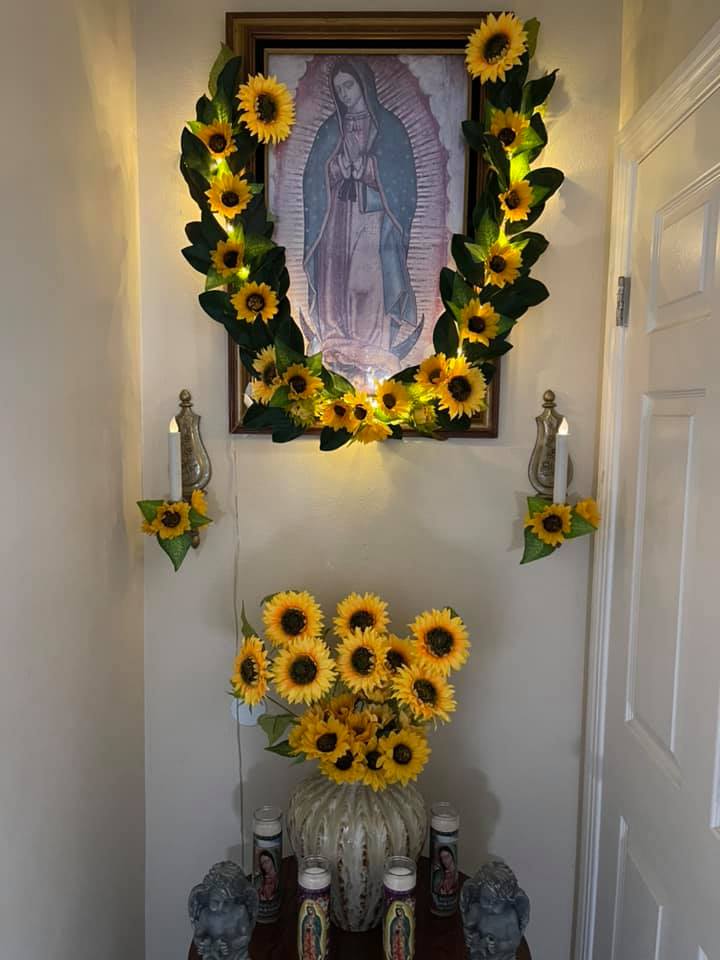 Altar de la Virgen de Guadalupe con girasoles alrededor y debajo de la imagen