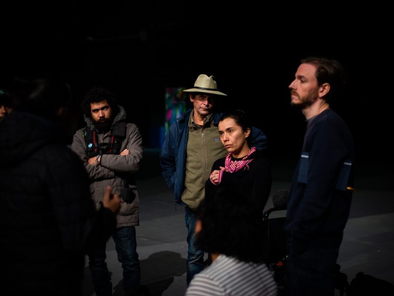 Craig Whitney (a la derecha) y el equipo de trabajo de "La nota roja".