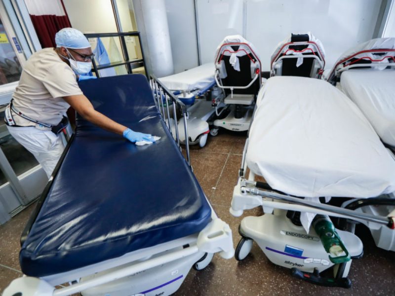 Un trabajador médico limpia camillas en una sala de emergencias en Nueva York. El estado vive un repunte de casos de coronavirus.