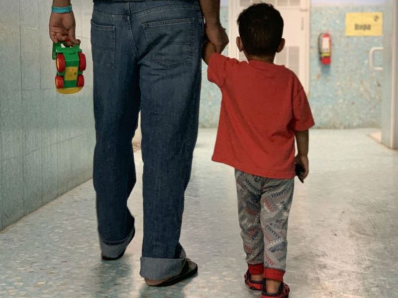 Aún no se localiza a los padres de cientos de niños migrantes separados de sus padres en la frontera México-Estados Unidos durante el gobierno de Trump.