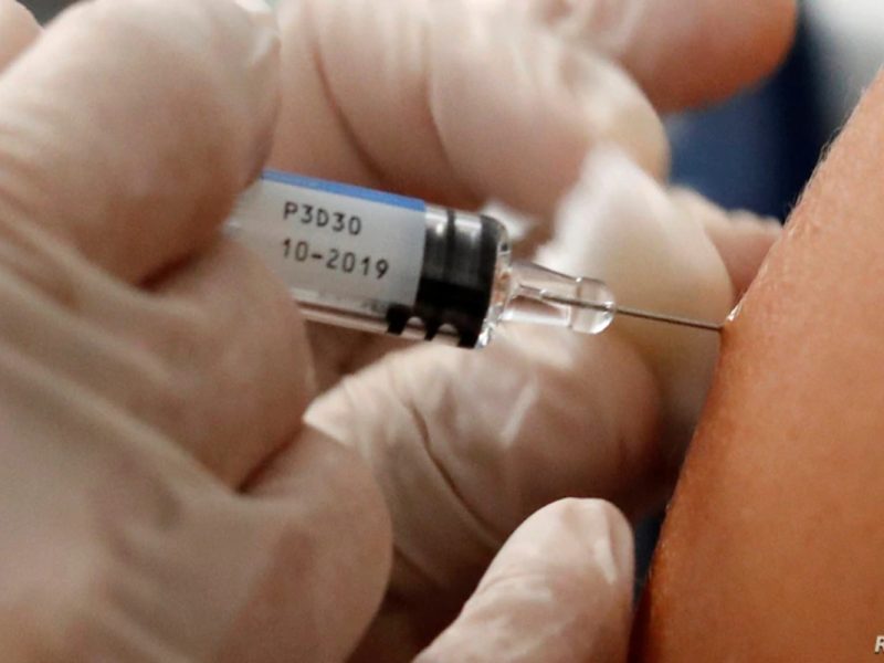 CDC invitan a vacunarse contra la influenza para evitar colapso hospitalario