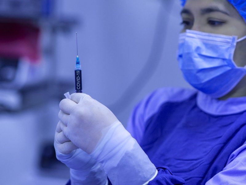 Trabajadores de la salud y residentes de asilos serían los primeros en recibir la vacuna contra el coronavirus.