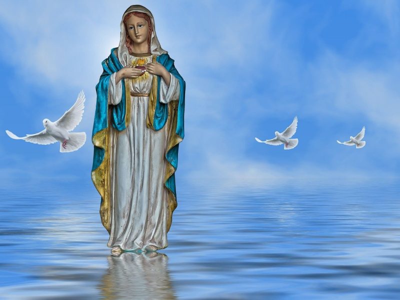 Estatua de la Virgen María.