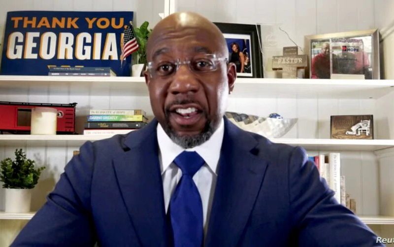 El candidato demócrata para el Senado, el reverendo Raphael Warnock, habla por YouTube después de la elección en Georgia del martes 5 de enero de 2020.