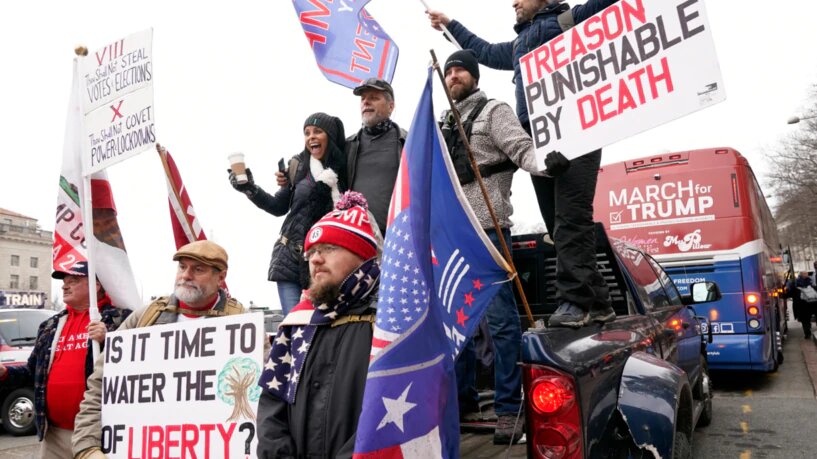 Partidarios de Trump manifiestan su apoyo al presidente en camino a la Casa Blanca. | Foto: VOA.