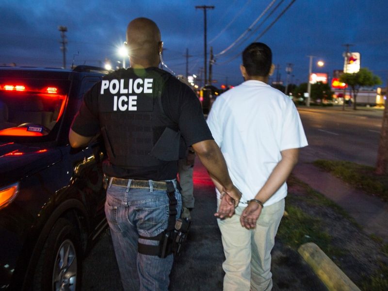 Reanudan vuelos ICE para deportar a migrantes centroamericanos.