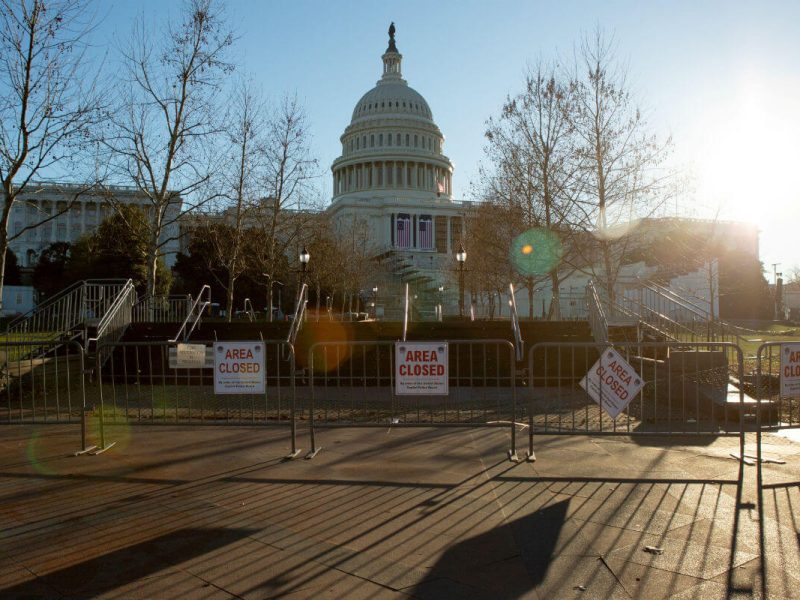 reuters_com_2021_Legislador estatal pro-Trump renuncia después de participar en ataque al Capitolio (1)