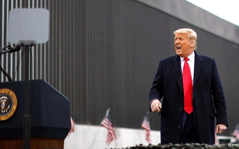 Con su firma en un pedazo del muro fronterizo con México en la ciudad de Álamo, Texas, el presidente Trump concluyó una de sus principales promesas electorales contra la inmigración ilegal. Enero 12 de 2021.