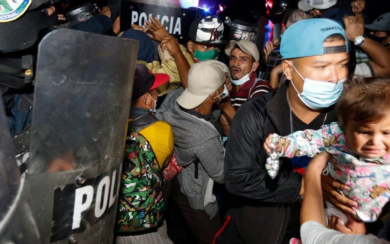 Las fuerzas de seguridad hondureñas tratan de evitar que la caravana migrante cruce la frontera en El Florido, Honduras, hacia Guatemala, el viernes 15 de enero de 2021 a última hora.