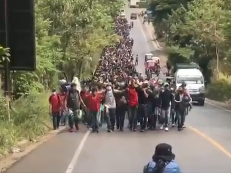 La caravana migrante en su paso por Guatemala.