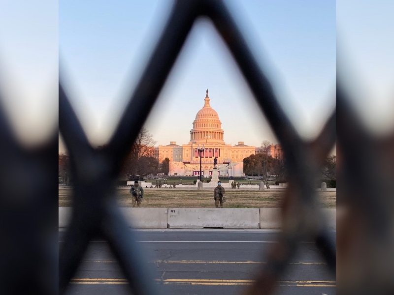 El Capitolio custodiado por miembros de la Guardia Nacional.