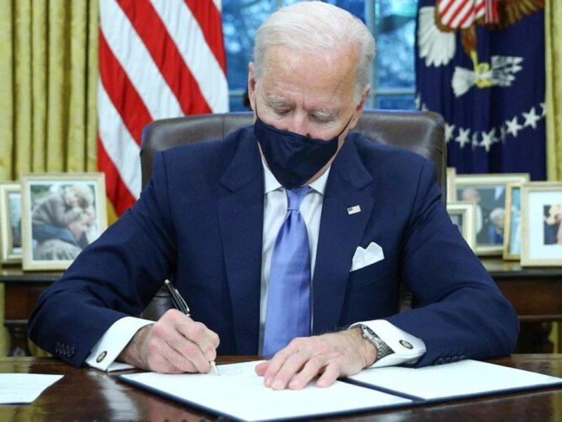 Joe Biden Reuters firma de orden