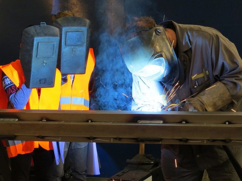 Siente trabajos bien pagados para hispanos en Estados Unidos.