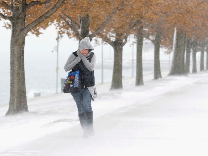 Evita salir a carretera durante el paso de la tormenta invernal en EE UU