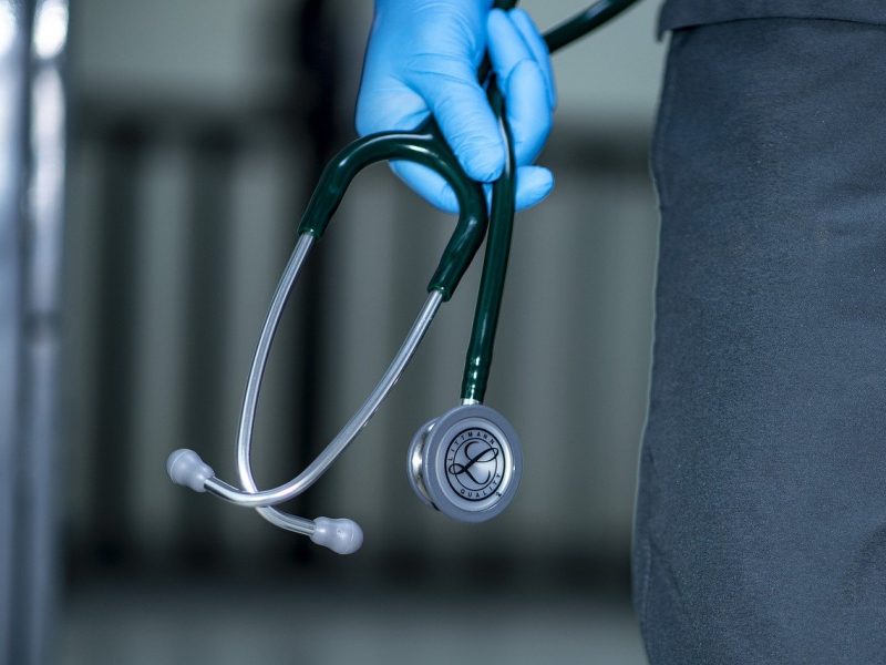 Biden reabrirá las inscripciones para Obamacare y facilitará el acceso a Medicaid.