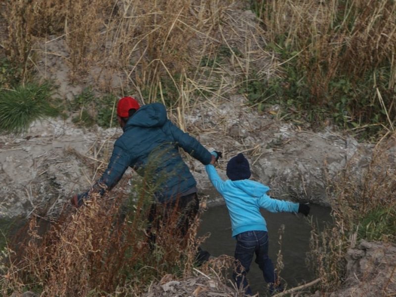 Los polleros siguen ofreciendo sus servicios por Facebook pese a la pandemia y a las advertencias del gobierno de Biden.
