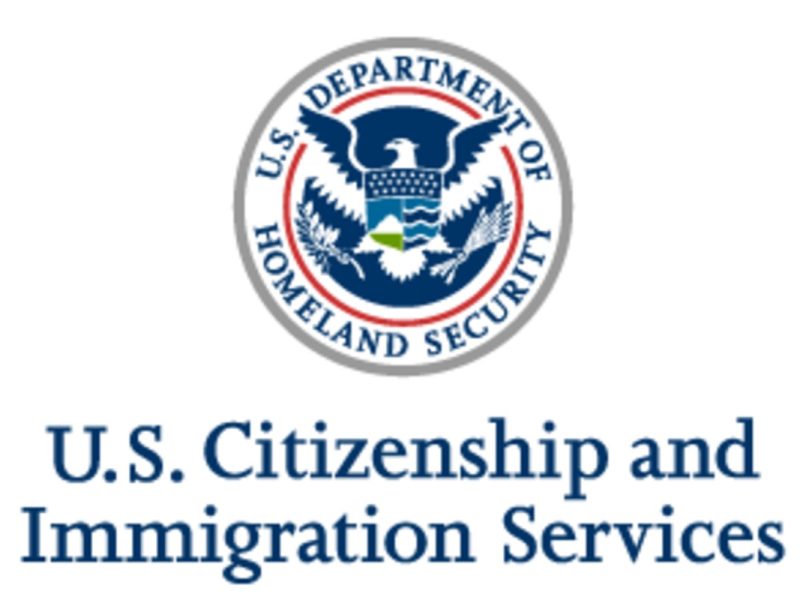 Administración Biden descarta el aumento de tarifas de trámites migratorios