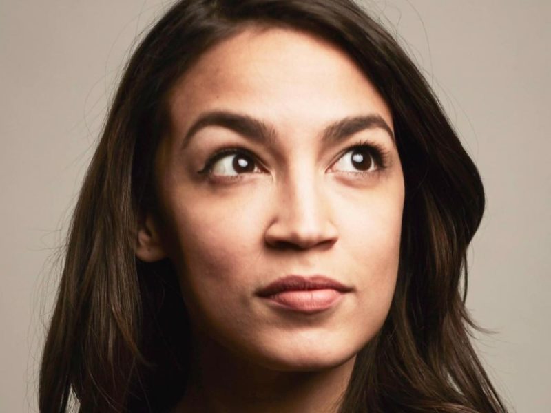 Alexandria Ocasio-Cortez entregará el dinero recaudado a varias organizaciones.