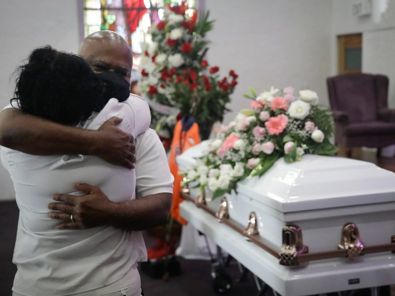 Ocasio-Cortez y Schumer anuncian un fondo federal COVID-19 para ayudar a las familias a pagar los funerales VOA AP