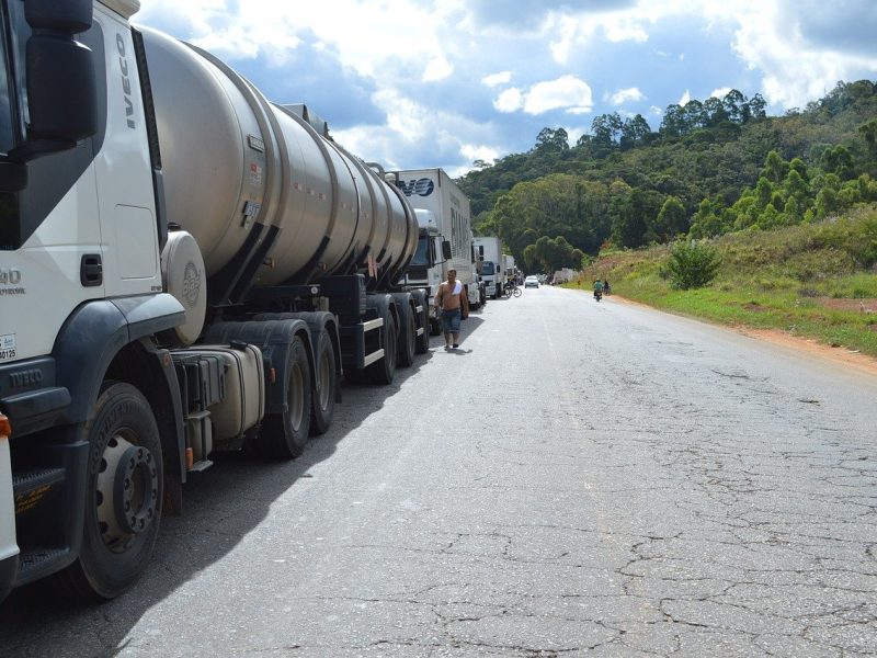 El camión en el que viajan los migrantes en Texas es un vehículo tipo pipa color blanco.