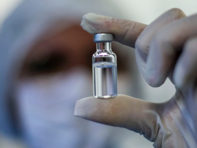 Ciudadanos fuera de USA no recibirán la vacuna contra el Covid-19