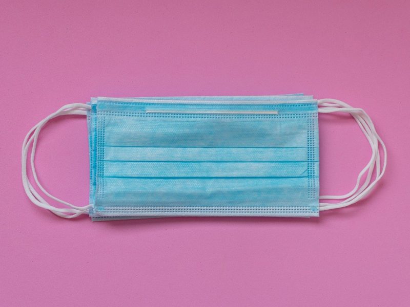 Los CDC recomendaron el uso de doble cubrebocas para frenar la propagación del Covid-19.