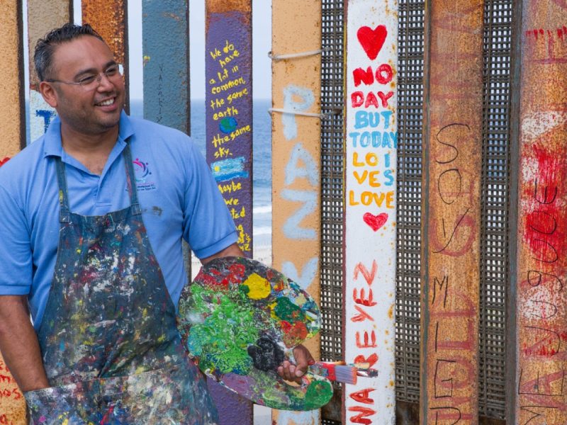 Enrique Chiu, el migrante y artista que une a través del Muro de la Hermandad